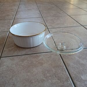 French White 2.5L Corning Ware # 17 With Gold Trim & Pyrex Lid